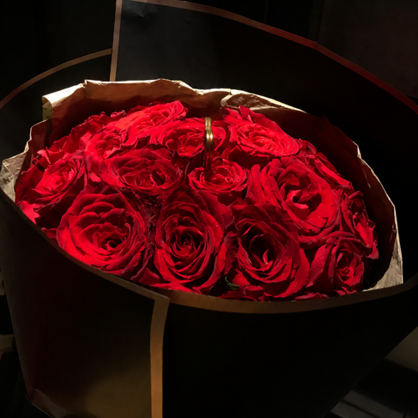 Crimson Radiance – LF 40 Vibrant Red Rose Bouquet