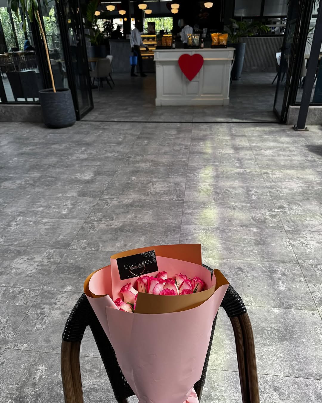 Blush Serenity – LF 20 Stem Blush Pink Rose Bouquet - Image 2