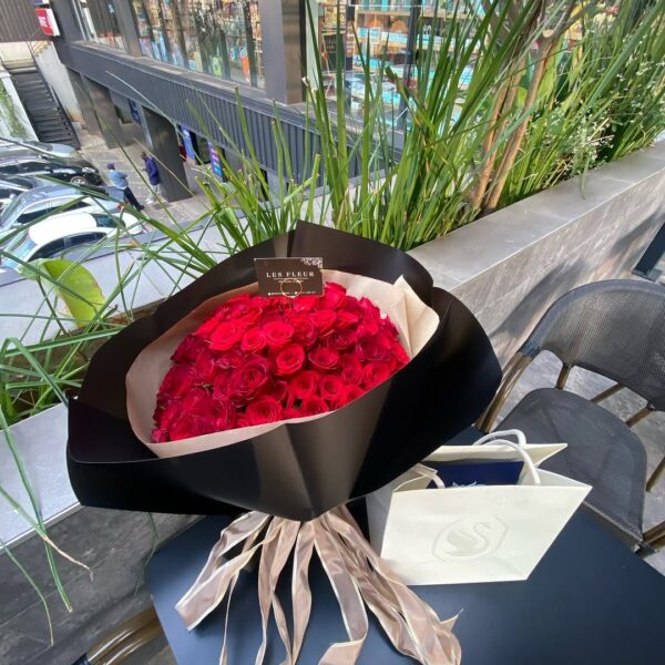 Crimson Royale – LF 100 Premium Red Roses