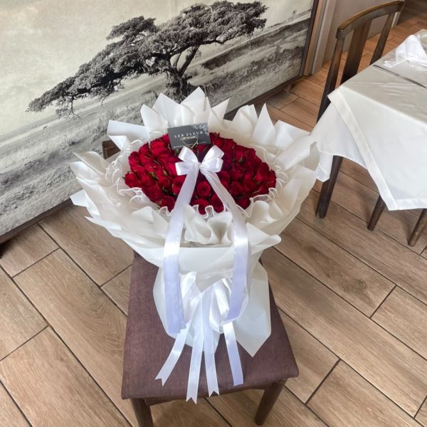 Crimson Elegance – LF 100 Premium Red Rose Bouquet