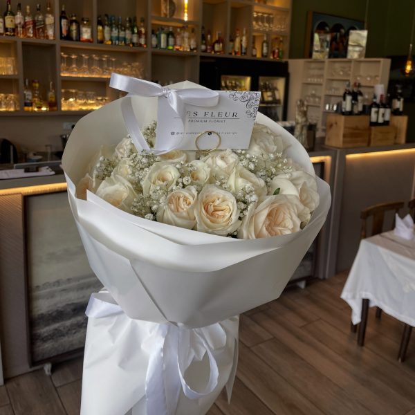 Ivory Crown – LF 30 Mixed Ivory O’Hara Bouquet